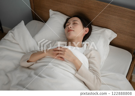 睡在床上的女人 122888808