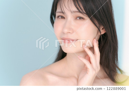 一位微笑的年輕女士的美麗形象 122889001