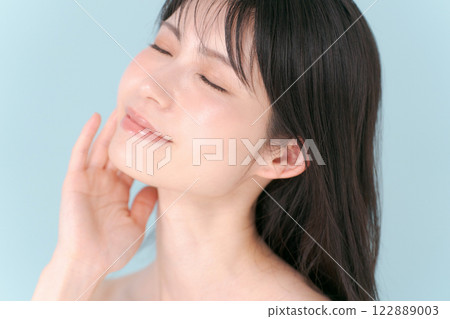 一位微笑的年輕女士的美麗形象 122889003