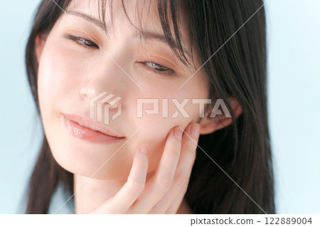 一位微笑的年輕女士的美麗形象 122889004