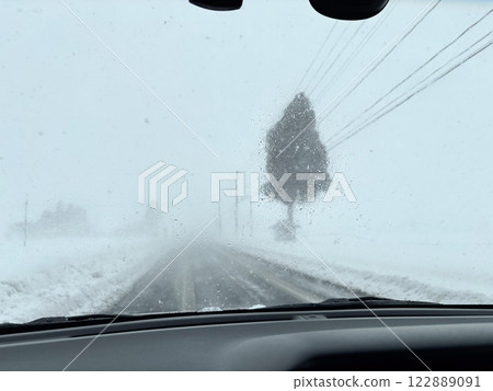 冬季在積雪的道路上行駛 駕駛 道路 暴風雪影像 冬季在積雪的道路上行駛 駕駛 道路 暴風雪影像 122889091
