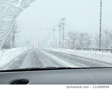 冬季在積雪的道路上行駛 駕駛 道路 暴風雪影像 122889094