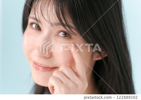 一位微笑的年輕女士的美麗形象 122889102