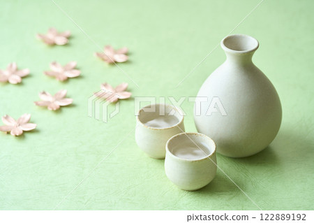 Image of sake and cherry blossom viewing 122889192