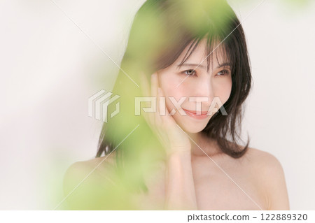一名年輕女子正在做皮膚護理 一名年輕女子正在做皮膚護理 122889320