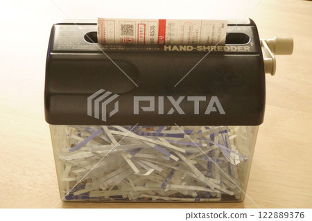 手動碎紙機粉碎的文件 122889376