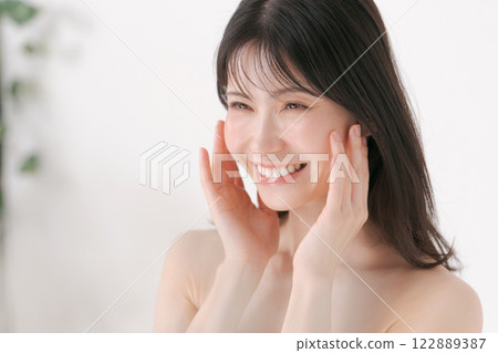 一名年輕女子正在做皮膚護理 一名年輕女子正在做皮膚護理 122889387