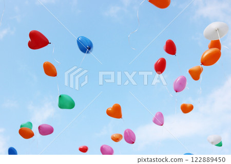 The blue sky when balloons were released at a wedding 122889450