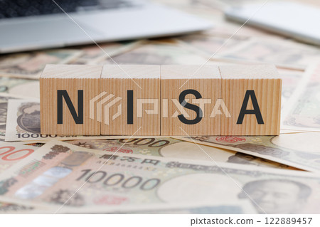 一塊寫著「NISA」的木塊 122889457