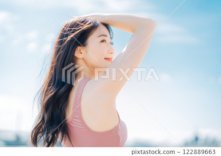 年輕女子戶外美麗健身形象 122889663