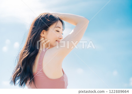 Outdoor beauty and fitness image of a young woman Outdoor beauty and fitness image of a young woman 122889664