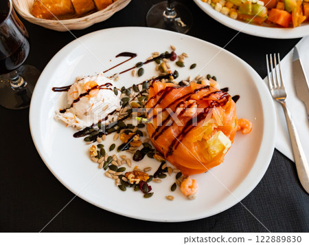 Salad with salmon, shrimps, vegetables and cream cheese 122889830
