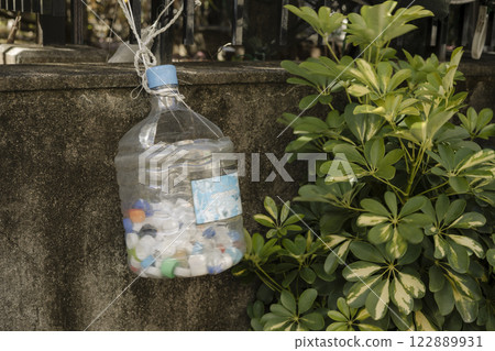 Recycling container for collecting plastic bottle caps 122889931