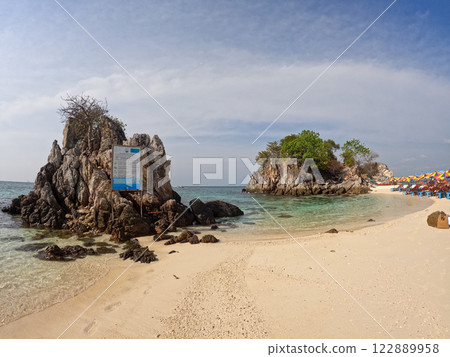 Spectacular views of Phi Phi Island, a popular resort in Thailand 122889958