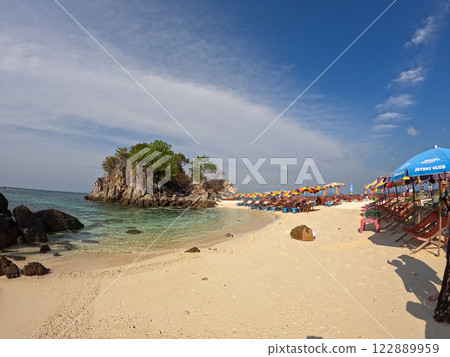 Spectacular views of Phi Phi Island, a popular resort in Thailand 122889959