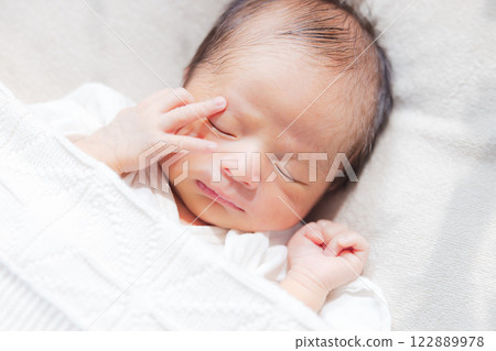 睡覺的新生兒 1 週 5 天大 1w5d 12 天大 122889978
