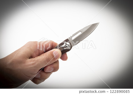 拿著刀的男性手 拿著刀的男性手 122890085