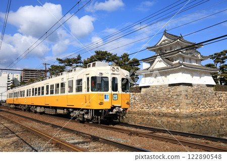 [琴電] 1100系列及高松城 (琴平線：高松築港～片原町) 122890548