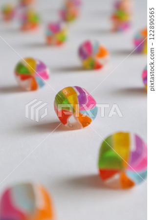 色彩繽紛的日本糖果 122890565