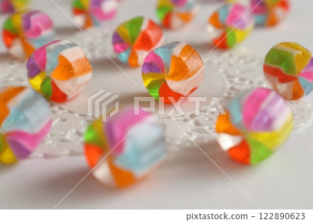 用蕾絲紙盛裝的彩色日本糖果 122890623