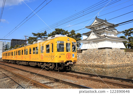 [琴電] 1200系列 快樂金比羅先生列車 與高松城 (琴平線: 高松築港 - 片原町) 122890646