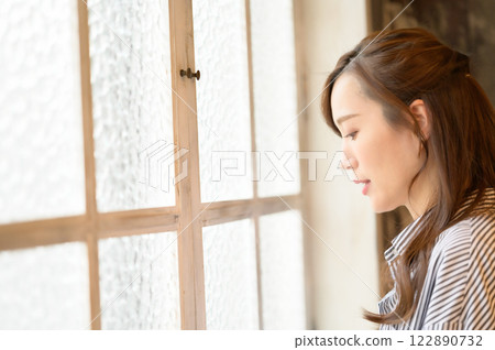 一個女人站在窗邊 122890732
