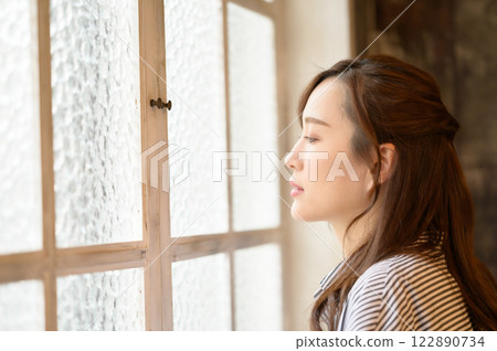 一個女人站在窗邊 122890734