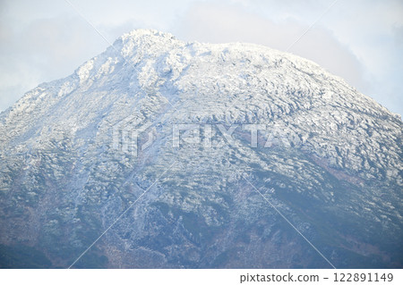 北海道知床半島白雪皚皚的羅臼山 122891149