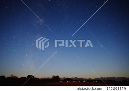 Mount Shikin shining in the sunset sky in the Tokachi region of Hokkaido on October 20, 2024 - Comet Atlas Mount Shikin shining in the sunset sky in the Tokachi region of Hokkaido on October 20, 2024 - Comet Atlas 122891159