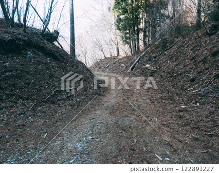 沿著狹窄的山路前行 122891227