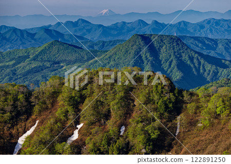 從谷川山和西九郎山的攀登看到的新鮮的綠色天神嶺和富士山的遠處景色 從谷川山和西九郎山的攀登看到的新鮮的綠色天神嶺和富士山的遠處景色 122891250