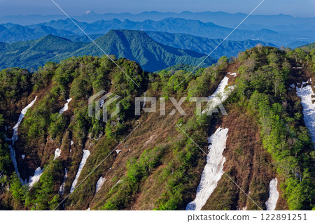 從谷川山和西九郎山的攀登看到的新鮮的綠色天神嶺和富士山的遠處景色 從谷川山和西九郎山的攀登看到的新鮮的綠色天神嶺和富士山的遠處景色 122891251