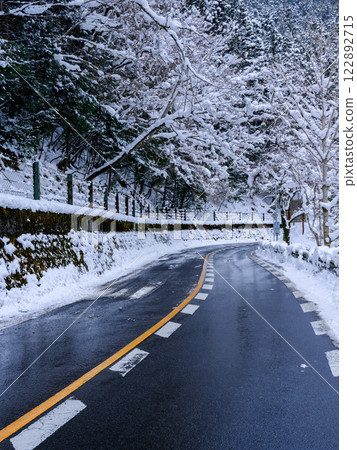 在積雪的山路上行駛 在積雪的山路上行駛 122892715