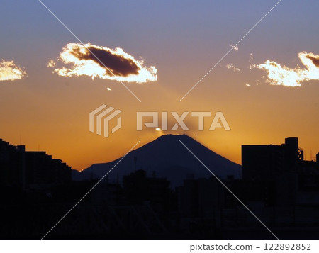 Silhouette of clouds and Mt. Fuji floating in the evening sky 122892852