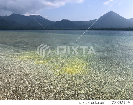 Lake Usori and Mount Ojinzan in Mount Osore, Aomori Prefecture Lake Usori and Mount Ojinzan in Mount Osore, Aomori Prefecture 122892909