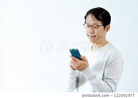 操作智能手機的男性人 122892977