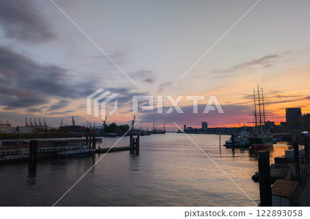 Hamburg sunset 122893058