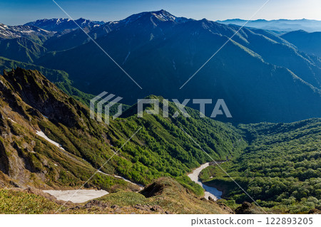 從谷川山西黑山嶺望去的町之澤、朝日岳、卷畑岳 122893205