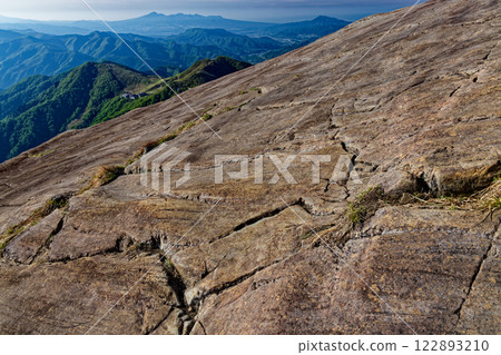 A monolith on the Nishikuro Ridge of Mt. Tanigawa and a view of Mount Akagi and Tenjindaira 122893210