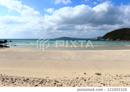 Fukue Island's beautiful sandy beaches and emerald green sea (Takahama Beach, Goto City) 122893326