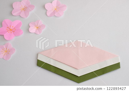 用摺紙製作的菱餅 122893427