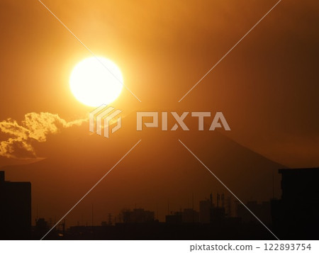 Beautiful sunset with the sun setting over Mount Fuji Beautiful sunset with the sun setting over Mount Fuji 122893754