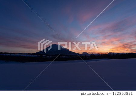 山羊Yotei在早晨發光 山羊Yotei在早晨發光 122893851