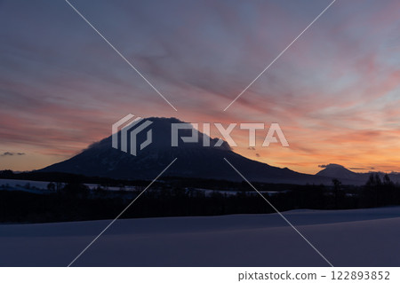 山羊Yotei在早晨發光 山羊Yotei在早晨發光 122893852