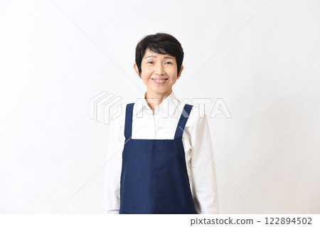 穿著圍裙的中年亞洲婦女 穿著圍裙的中年亞洲婦女 122894502