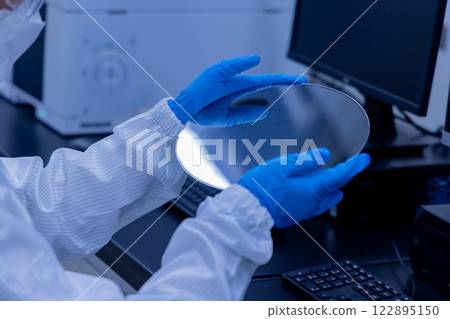 工程師檢查矽片 122895150