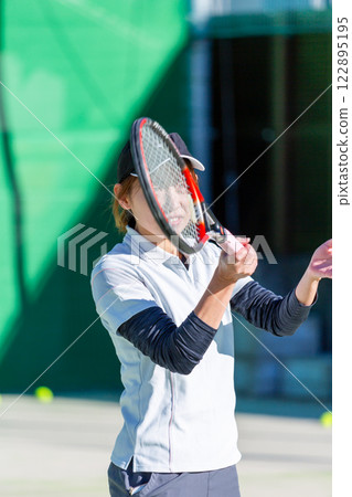 A woman playing tennis 122895195
