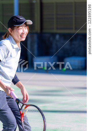 A woman playing tennis 122895198