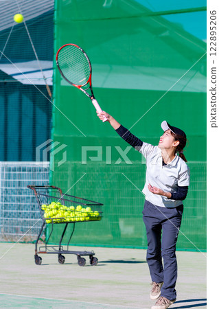 打網球的女人 122895206