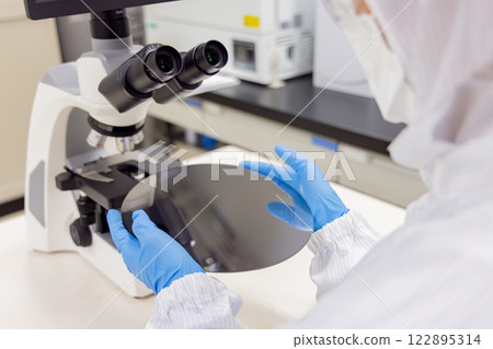 工程師檢查矽片 122895314